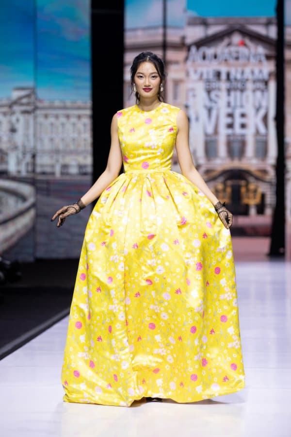 hoa-hau-luong-thuy-linh-hoa-quy-co-kieu-ki-trinh-catwalk-the-nao-khi-sanh-doi-cung-quan-quan-sieu-mau-chau-a-1-ngoisaovn-w600-h900 8