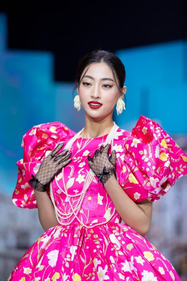 hoa-hau-luong-thuy-linh-hoa-quy-co-kieu-ki-trinh-catwalk-the-nao-khi-sanh-doi-cung-quan-quan-sieu-mau-chau-a-10-ngoisaovn-w600-h900 2
