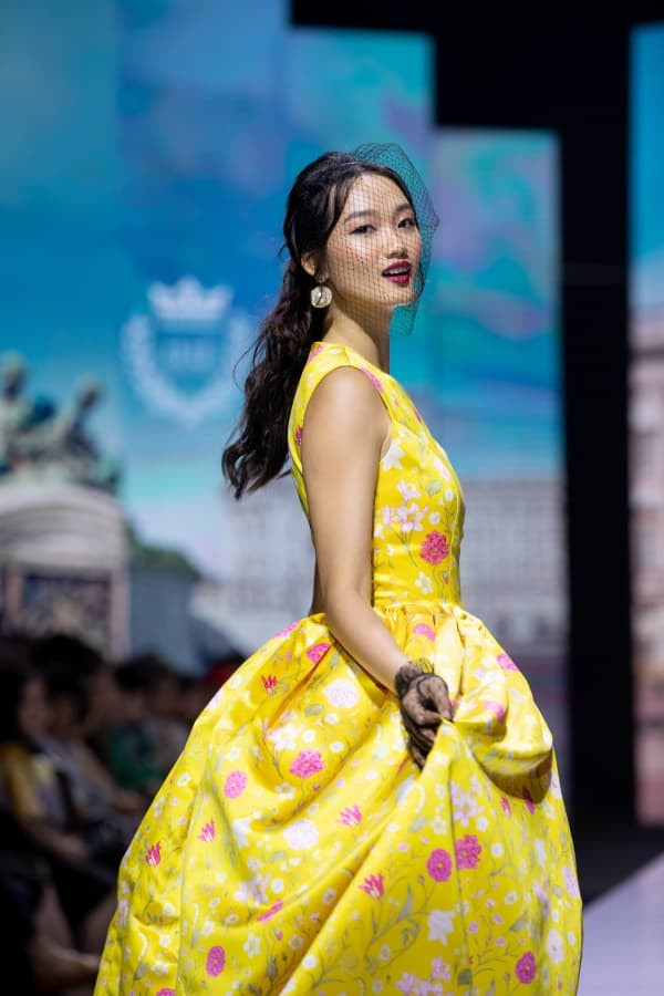 hoa-hau-luong-thuy-linh-hoa-quy-co-kieu-ki-trinh-catwalk-the-nao-khi-sanh-doi-cung-quan-quan-sieu-mau-chau-a-2-ngoisaovn-w600-h900 7