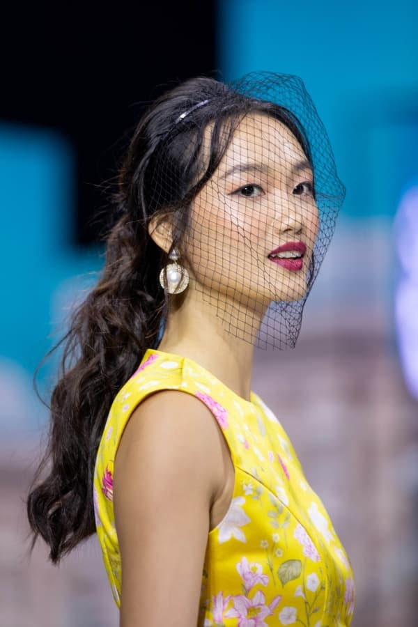 hoa-hau-luong-thuy-linh-hoa-quy-co-kieu-ki-trinh-catwalk-the-nao-khi-sanh-doi-cung-quan-quan-sieu-mau-chau-a-3-ngoisaovn-w600-h900 6