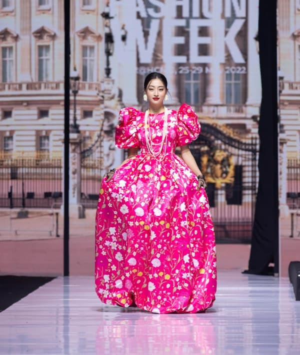 hoa-hau-luong-thuy-linh-hoa-quy-co-kieu-ki-trinh-catwalk-the-nao-khi-sanh-doi-cung-quan-quan-sieu-mau-chau-a-6-ngoisaovn-w600-h711 5