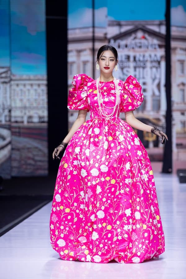 hoa-hau-luong-thuy-linh-hoa-quy-co-kieu-ki-trinh-catwalk-the-nao-khi-sanh-doi-cung-quan-quan-sieu-mau-chau-a-8-ngoisaovn-w600-h900 4