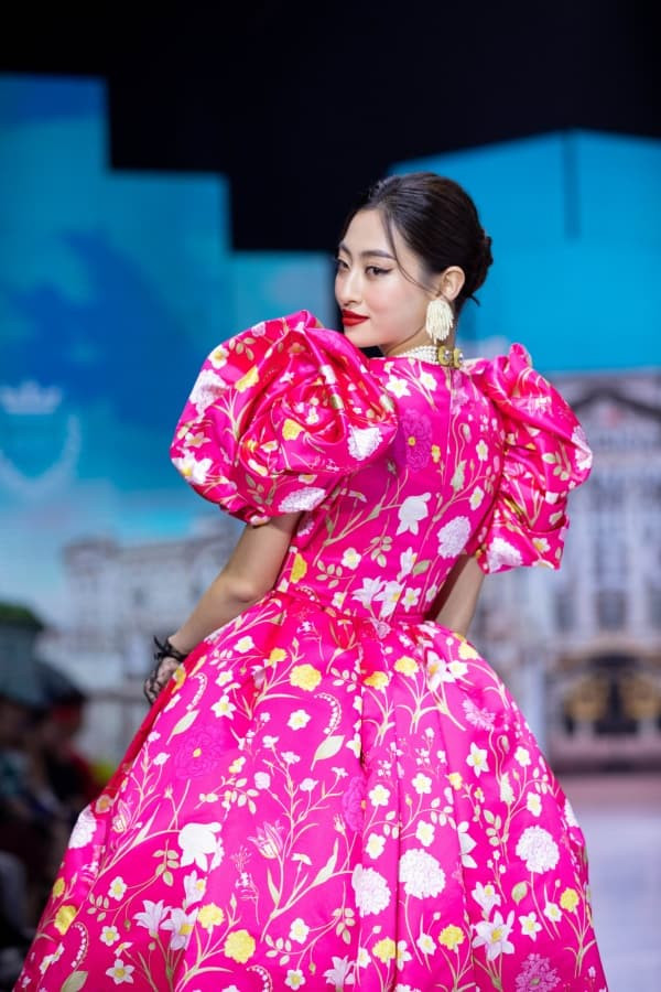 hoa-hau-luong-thuy-linh-hoa-quy-co-kieu-ki-trinh-catwalk-the-nao-khi-sanh-doi-cung-quan-quan-sieu-mau-chau-a-9-ngoisaovn-w600-h900 3