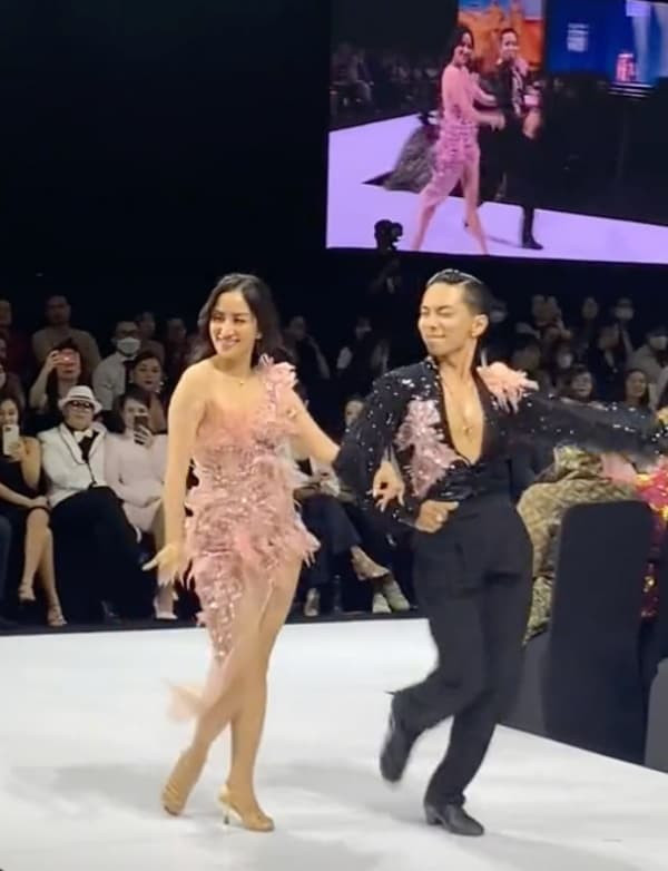khanh-thi-phan-hien-tinh-ngat-ngay-vua-catwalk-vua-khien-vu-lan-luot-binh-an-phuong-nga-tren-san-catwalk-7-ngoisaovn-w600-h782 5