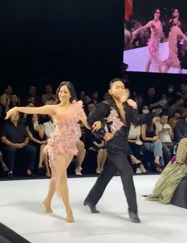 khanh-thi-phan-hien-tinh-ngat-ngay-vua-catwalk-vua-khien-vu-lan-luot-binh-an-phuong-nga-tren-san-catwalk-9-ngoisaovn-w600-h782 4