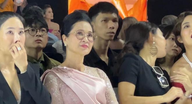 22me-chong22-cua-22thuong-ngay-nang-ve22-dien-tong-hong-toan-tap-say-me-xem-thoi-trang-nhan-sac-qua-camera-thuong-ra-sao-1-ngoisaovn-w1284-h702 2