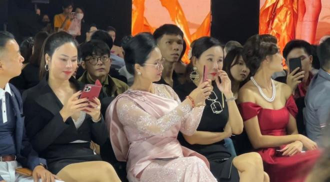 22me-chong22-cua-22thuong-ngay-nang-ve22-dien-tong-hong-toan-tap-say-me-xem-thoi-trang-nhan-sac-qua-camera-thuong-ra-sao-3-ngoisaovn-w1284-h709 0