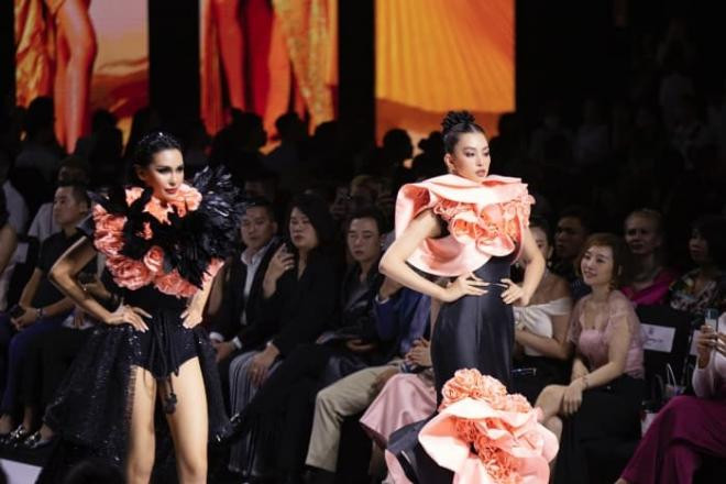 khanh-thi-phan-hien-tinh-ngat-ngay-vua-catwalk-vua-khien-vu-lan-luot-binh-an-phuong-nga-tren-san-catwalk-3-ngoisaovn-w700-h467 1