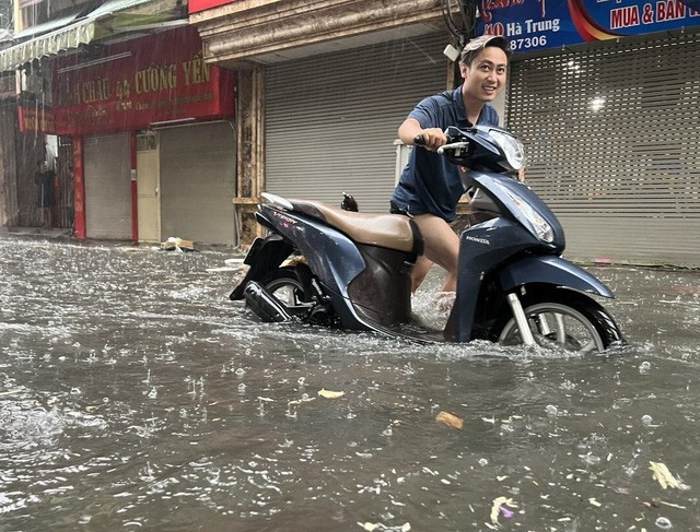 Mưa lớn, nhiều tuyến phố Hà Nội chìm trong biển nước - Ảnh 6.
