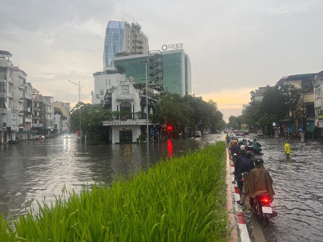 Mưa lớn, nhiều tuyến phố Hà Nội chìm trong biển nước - Ảnh 15.