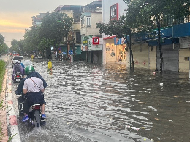 Mưa lớn, nhiều tuyến phố Hà Nội chìm trong biển nước - Ảnh 14.