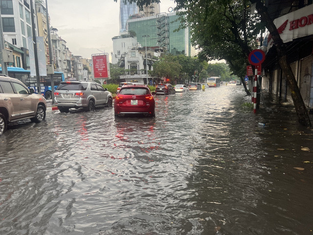 Mưa lớn, nhiều tuyến phố Hà Nội chìm trong biển nước - Ảnh 12.