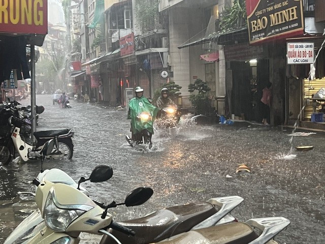 Mưa lớn, nhiều tuyến phố Hà Nội chìm trong biển nước - Ảnh 4.
