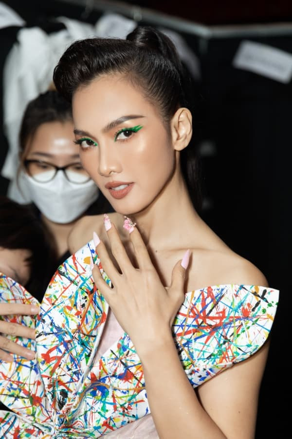 anh-thu-khoe-vong-eo-sieu-nho-cung-co-bung-san-chac-van-nguoi-me-hoa-nang-tho-tren-san-catwalk-cuc-ngoan-muc-2-ngoisaovn-w600-h900 0