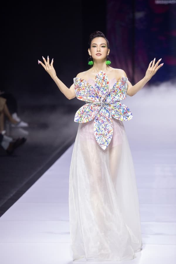 anh-thu-khoe-vong-eo-sieu-nho-cung-co-bung-san-chac-van-nguoi-me-hoa-nang-tho-tren-san-catwalk-cuc-ngoan-muc-4-ngoisaovn-w600-h900 2