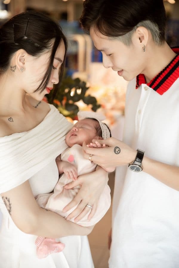 Minh Anh chăm con nhỏ  1