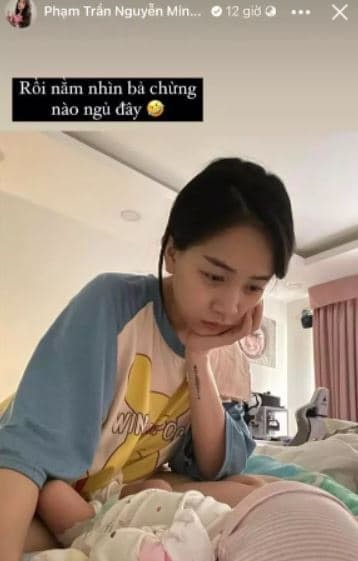 Minh Anh chăm con nhỏ  0