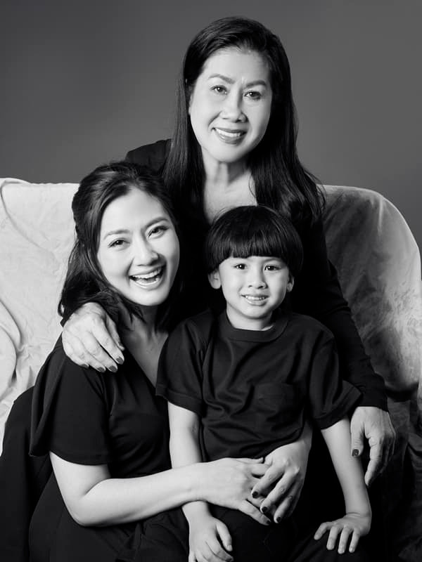 ngoc-lan-khoe-khung-anh-gia-dinh-noi-bat-la-2-nguoi-me-don-than-manh-me-khi-chat-2-ngoisaovn-w600-h800 8 ngoc-lan-khoe-khung-anh-gia-dinh-noi-bat-la-2-nguoi-me-don-than-manh-me-khi-chat-2-ngoisaovn-w600-h800 8