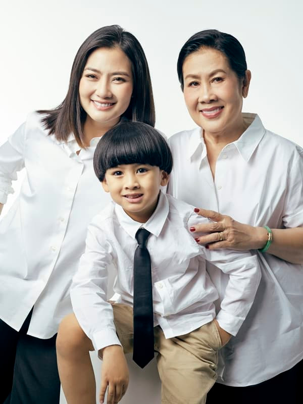 ngoc-lan-khoe-khung-anh-gia-dinh-noi-bat-la-2-nguoi-me-don-than-manh-me-khi-chat-4-ngoisaovn-w600-h800 6 ngoc-lan-khoe-khung-anh-gia-dinh-noi-bat-la-2-nguoi-me-don-than-manh-me-khi-chat-4-ngoisaovn-w600-h800 6