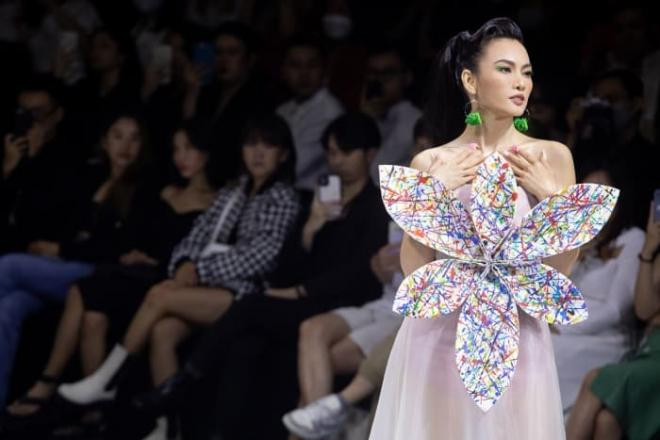 anh-thu-khoe-vong-eo-sieu-nho-cung-co-bung-san-chac-van-nguoi-me-hoa-nang-tho-tren-san-catwalk-cuc-ngoan-muc-6-ngoisaovn-w700-h467 3