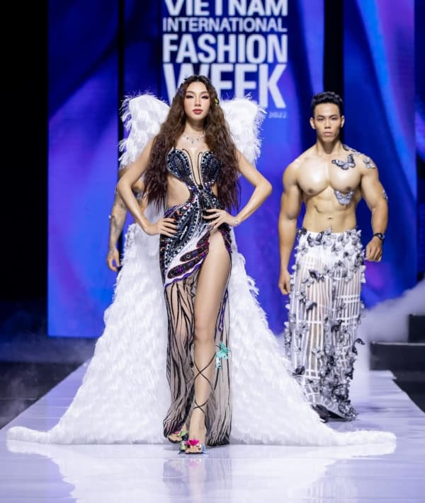 hh-thuy-tien-te-cuc-dau-tren-san-catwalk-nhung-pha-xu-li-cuc-chuyen-nghiep-khien-ai-cung-than-phuc-1-ngoisaovn-w600-h711 4