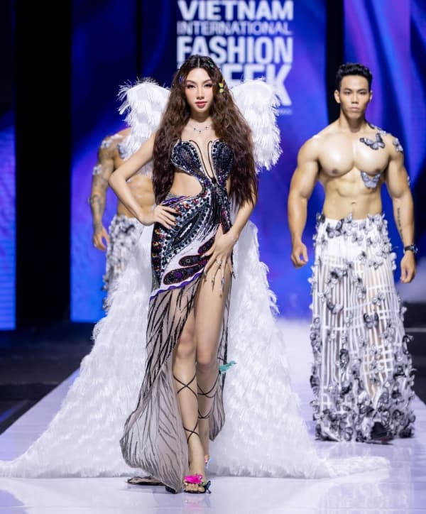 hh-thuy-tien-te-cuc-dau-tren-san-catwalk-nhung-pha-xu-li-cuc-chuyen-nghiep-khien-ai-cung-than-phuc-3-ngoisaovn-w600-h724 3