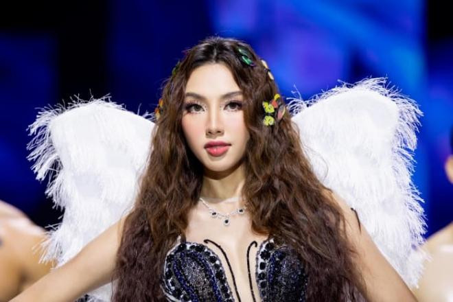 hh-thuy-tien-te-cuc-dau-tren-san-catwalk-nhung-pha-xu-li-cuc-chuyen-nghiep-khien-ai-cung-than-phuc-10-ngoisaovn-w700-h467 0