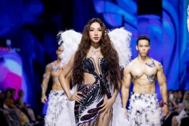 hh-thuy-tien-te-cuc-dau-tren-san-catwalk-nhung-pha-xu-li-cuc-chuyen-nghiep-khien-ai-cung-than-phuc-8-ngoisaovn-w700-h467 2