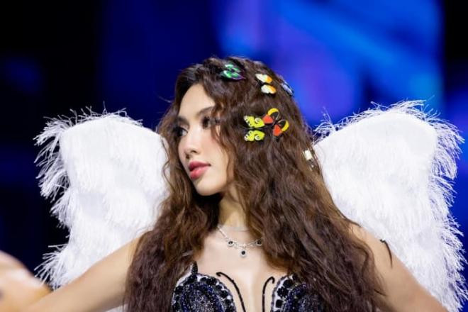 hh-thuy-tien-te-cuc-dau-tren-san-catwalk-nhung-pha-xu-li-cuc-chuyen-nghiep-khien-ai-cung-than-phuc-9-ngoisaovn-w700-h467 1