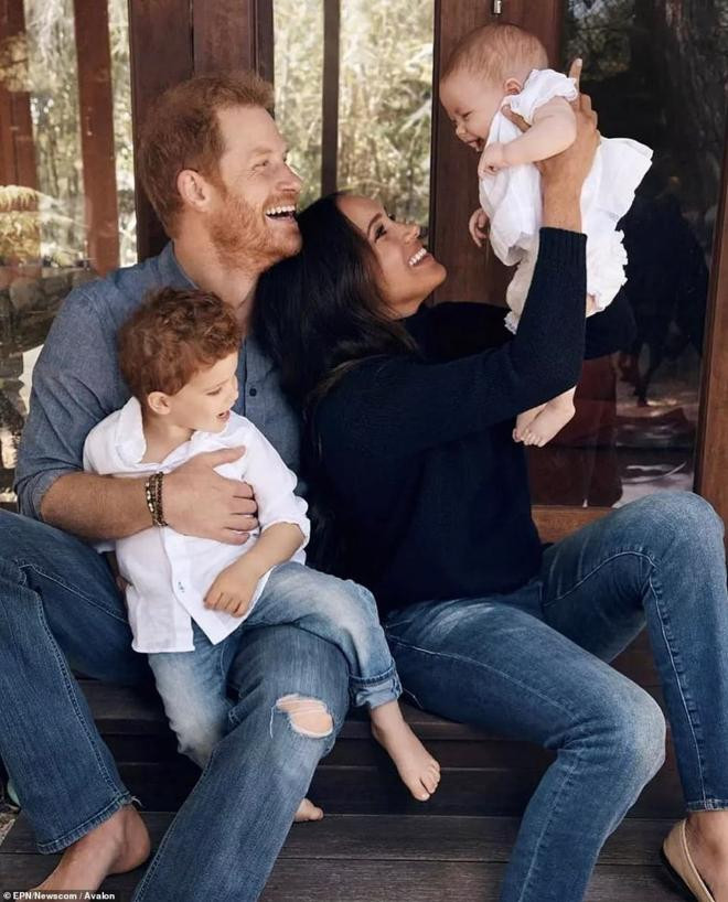 'Quay đầu là bờ' hay chỉ muốn chiếm spotlight? Vợ chồng Meghan để Nữ hoàng gặp con gái vào dịp sinh nhật Lilibet và động thái mới với căn nhà ở Anh  2