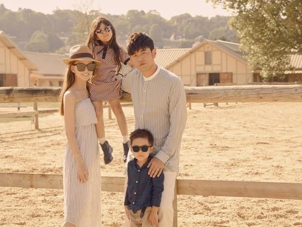 Bà xã Châu Kiệt Luân khoe ảnh selfie sau khi sinh, đã 3 con mà vẫn đẹp không tì vết bảo sao được chồng cưng chiều như nữ hoàng  16