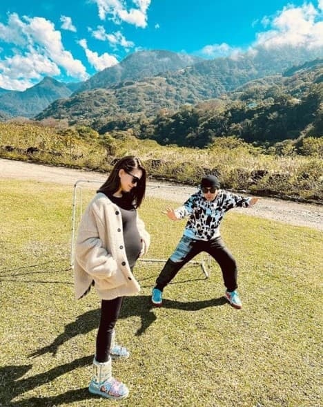 Bà xã Châu Kiệt Luân khoe ảnh selfie sau khi sinh, đã 3 con mà vẫn đẹp không tì vết bảo sao được chồng cưng chiều như nữ hoàng  13