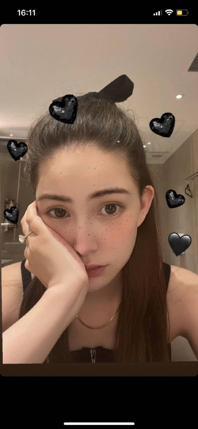 Bà xã Châu Kiệt Luân khoe ảnh selfie sau khi sinh, đã 3 con mà vẫn đẹp không tì vết bảo sao được chồng cưng chiều như nữ hoàng  1