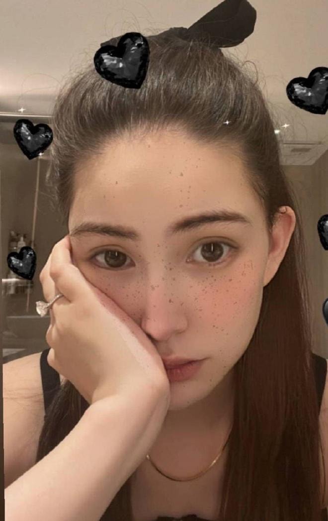 Bà xã Châu Kiệt Luân khoe ảnh selfie sau khi sinh, đã 3 con mà vẫn đẹp không tì vết bảo sao được chồng cưng chiều như nữ hoàng  2