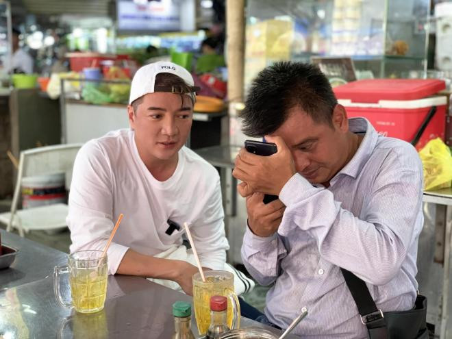 dam-vinh-hung-khien-cong-dong-mang-ran-ran-khi-lam-dieu-nay-cho-nguoi-hat-rong-khiem-thi-13-ngoisaovn-w2048-h1536 6 dam-vinh-hung-khien-cong-dong-mang-ran-ran-khi-lam-dieu-nay-cho-nguoi-hat-rong-khiem-thi-13-ngoisaovn-w2048-h1536 6