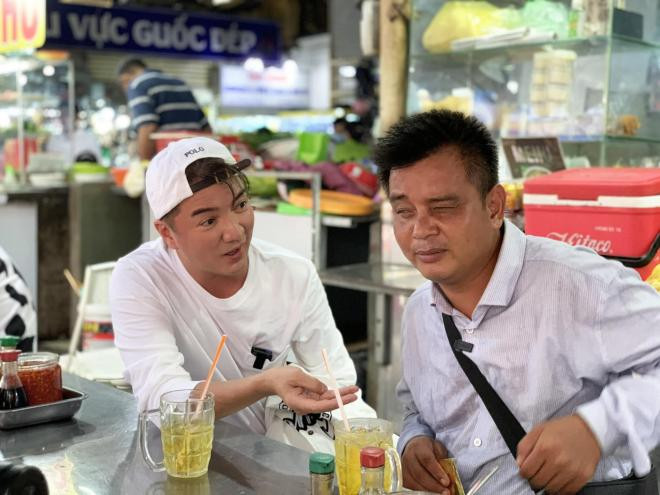 dam-vinh-hung-khien-cong-dong-mang-ran-ran-khi-lam-dieu-nay-cho-nguoi-hat-rong-khiem-thi-16-ngoisaovn-w2048-h1536 3 dam-vinh-hung-khien-cong-dong-mang-ran-ran-khi-lam-dieu-nay-cho-nguoi-hat-rong-khiem-thi-16-ngoisaovn-w2048-h1536 3