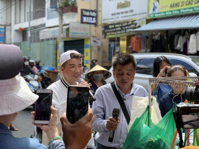 dam-vinh-hung-khien-cong-dong-mang-ran-ran-khi-lam-dieu-nay-cho-nguoi-hat-rong-khiem-thi-4-ngoisaovn-w2048-h1536 15 dam-vinh-hung-khien-cong-dong-mang-ran-ran-khi-lam-dieu-nay-cho-nguoi-hat-rong-khiem-thi-4-ngoisaovn-w2048-h1536 15