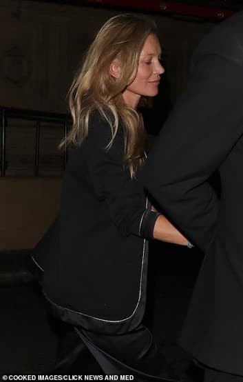 Kate Moss được bắt gặp đến ủng hộ Johnny Depp tại hòa nhạc, dấy nghi vấn 'tình cũ không rủ cũng tới' 3