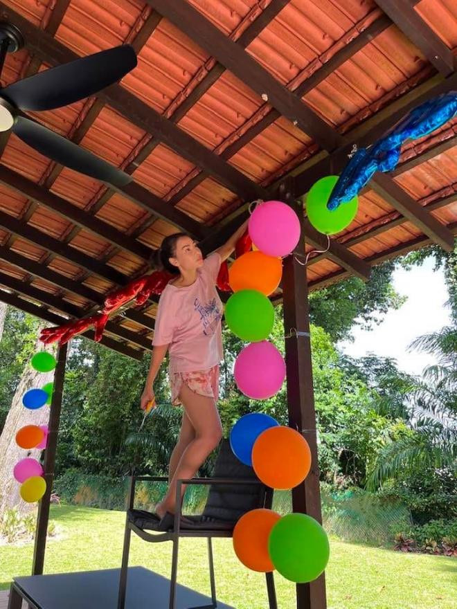 thu-minh-tu-tay-trang-tri-tiec-sinh-nhat-cho-quy-tu-dan-khach-moi-toan-mi-nhan-khoe-vong-1-ngon-ngon-chiem-spotlight-1-ngoisaovn-w720-h960 9