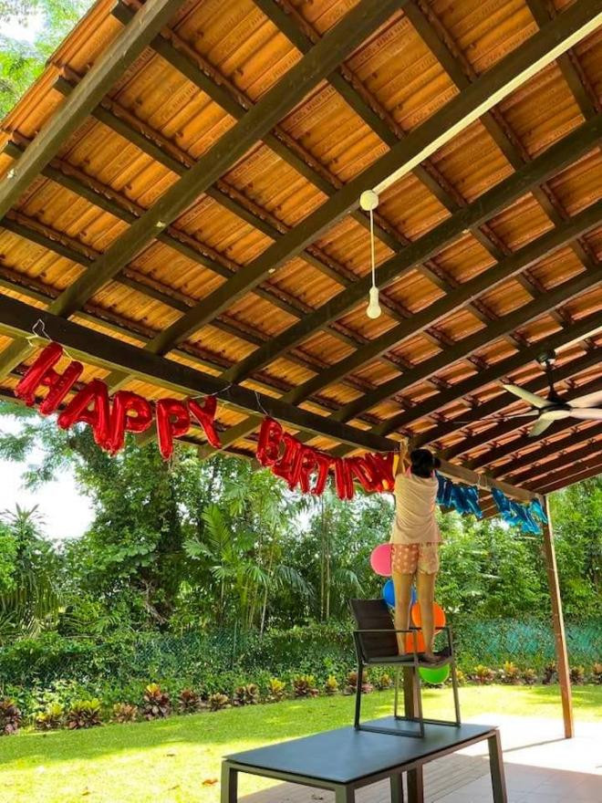 thu-minh-tu-tay-trang-tri-tiec-sinh-nhat-cho-quy-tu-dan-khach-moi-toan-mi-nhan-khoe-vong-1-ngon-ngon-chiem-spotlight-3-ngoisaovn-w720-h960 7