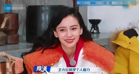 Angelababy nghịch ngợm trượt ván trên phố và vô tình để lộ dây áo, thân nhìn lẫn nhan sắc đều khiến dân mạng 'sốt xình xịch' 1