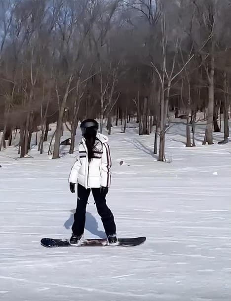 Angelababy nghịch ngợm trượt ván trên phố và vô tình để lộ dây áo, thân nhìn lẫn nhan sắc đều khiến dân mạng 'sốt xình xịch' 3