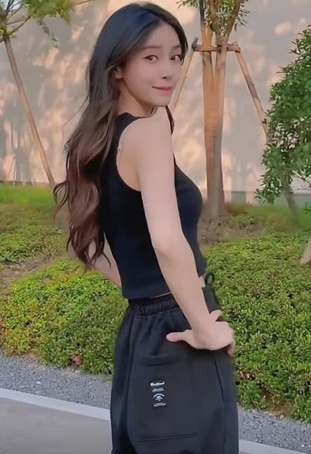 Angelababy nghịch ngợm trượt ván trên phố và vô tình để lộ dây áo, thân nhìn lẫn nhan sắc đều khiến dân mạng 'sốt xình xịch' 5