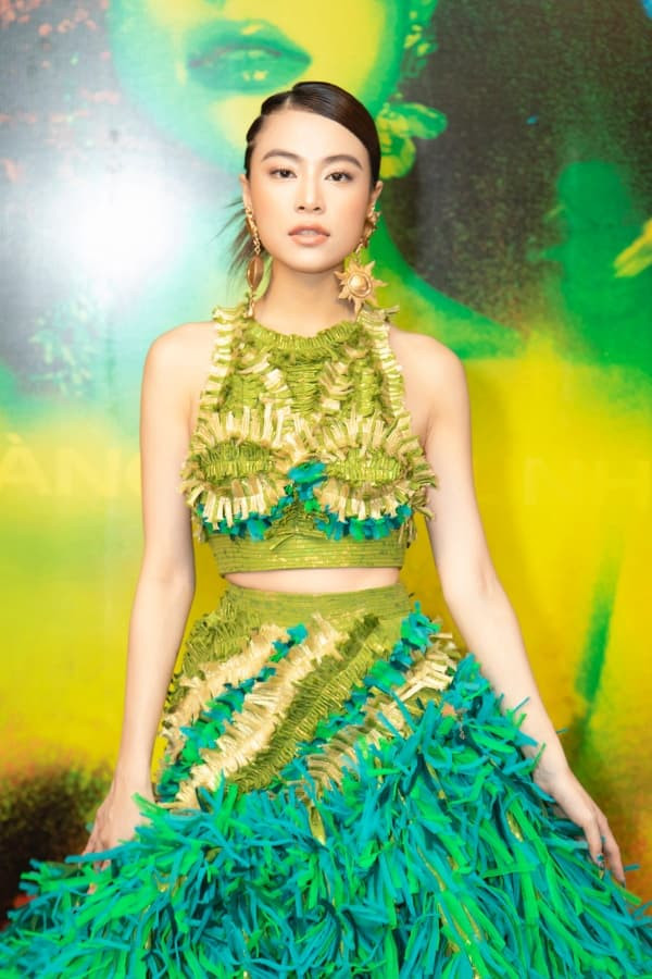 tung-duong-khang-dinh-22hoang-thuy-linh-hon-han-nhung-nguoi-dong-nghiep-khac-cung-thoi-cua-linh22-2-ngoisaovn-w600-h900 4