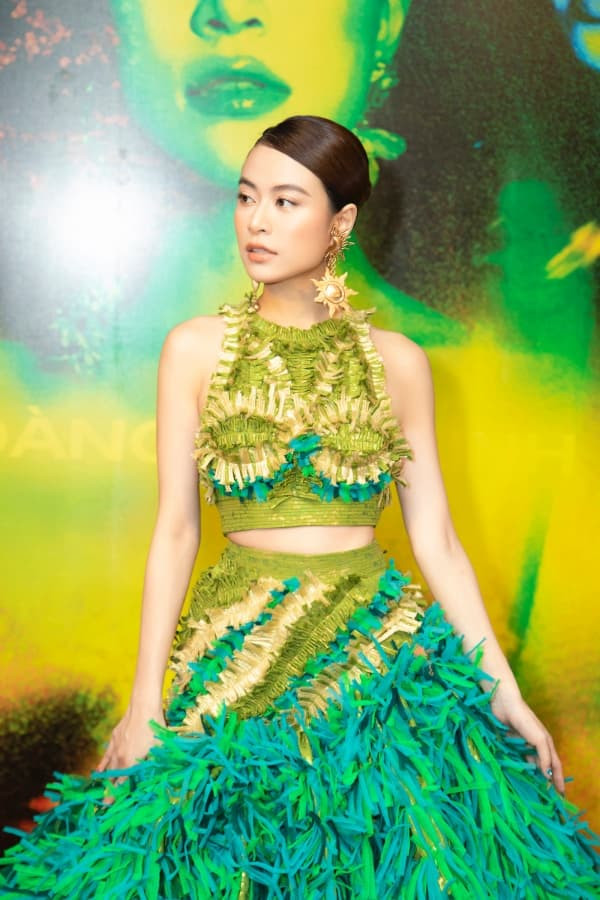 tung-duong-khang-dinh-22hoang-thuy-linh-hon-han-nhung-nguoi-dong-nghiep-khac-cung-thoi-cua-linh22-4-ngoisaovn-w600-h900 3