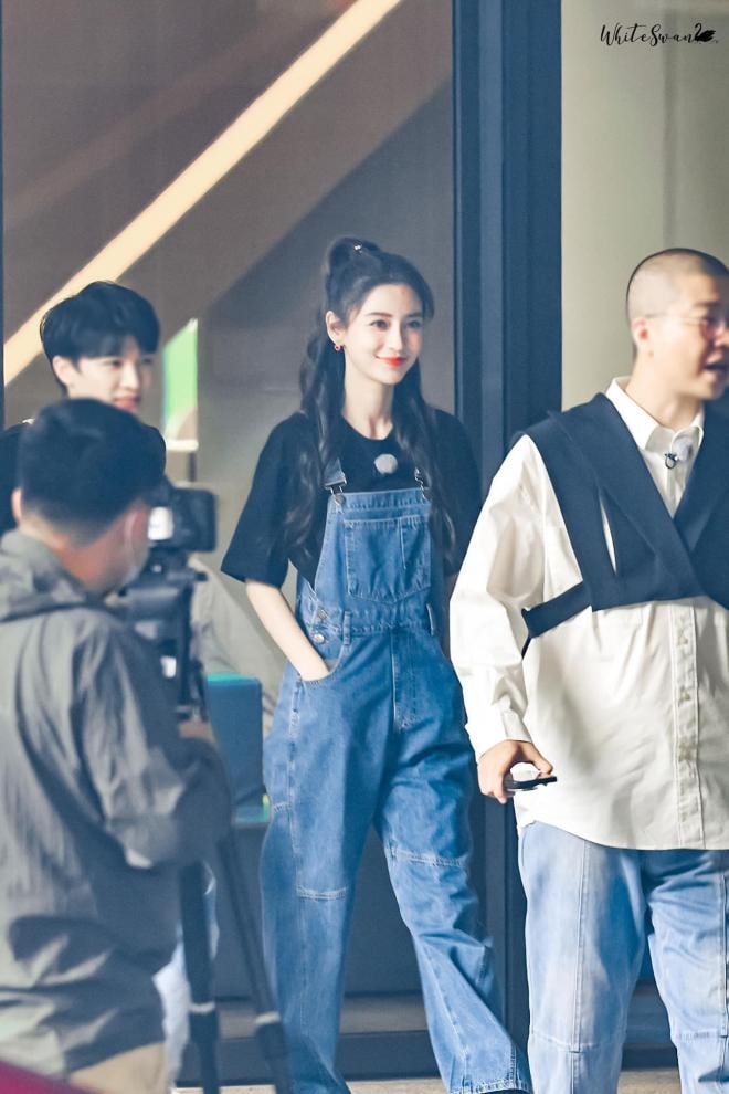 Angelababy nghịch ngợm trượt ván trên phố và vô tình để lộ dây áo, thân nhìn lẫn nhan sắc đều khiến dân mạng 'sốt xình xịch' 9