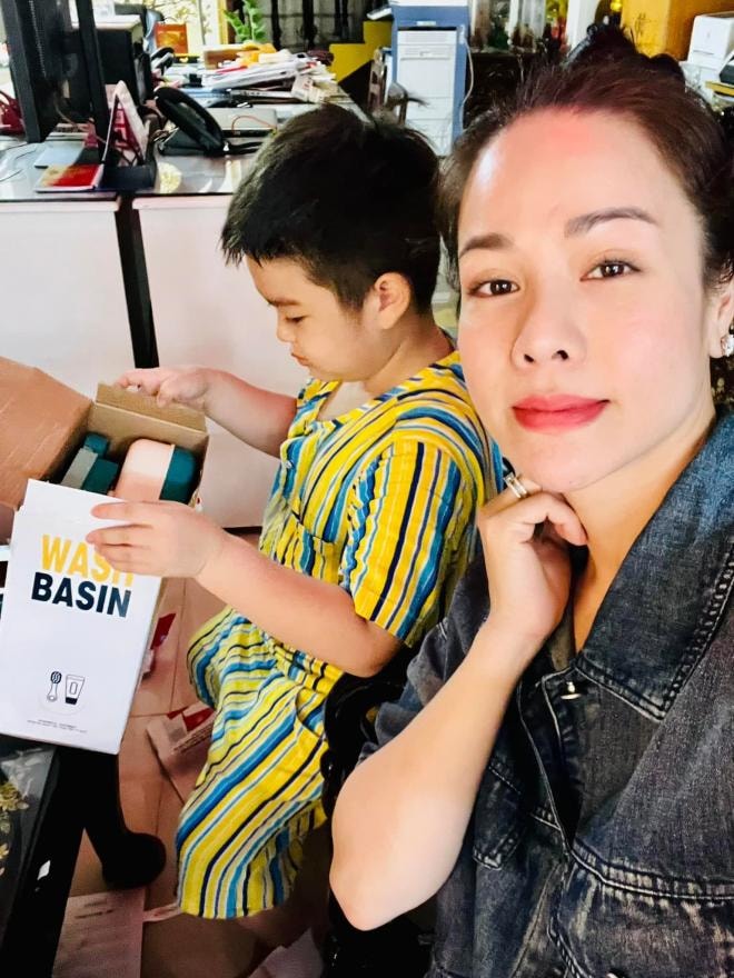 chong-cu-hiem-hoi-khoe-anh-con-trai-y-het-minh-chi-mot-chi-tiet-chung-minh-moi-quan-he-voi-nhat-kim-anh-hien-ra-sao-7-ngoisaovn-w1536-h2048 2
