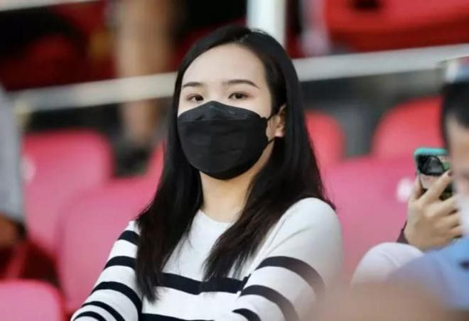 Viên Minh cổ vũ chồng  3