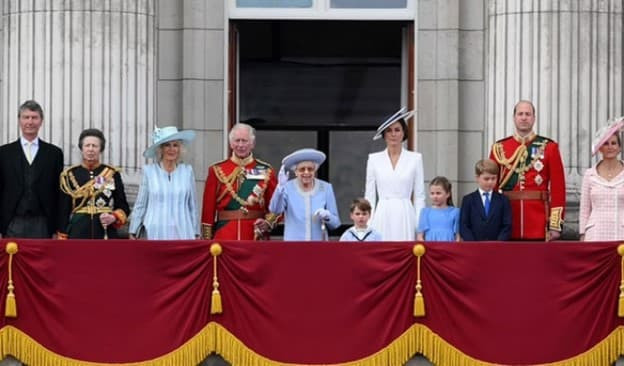 Harry và Meghan trở lại nhưng không có lấy tấm ảnh chụp chung với William - Kate: 'Từ chàng Hoàng tử nổi tiếng đến kẻ rón rén sau cánh gà'  11