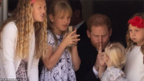 Harry và Meghan trở lại nhưng không có lấy tấm ảnh chụp chung với William - Kate: 'Từ chàng Hoàng tử nổi tiếng đến kẻ rón rén sau cánh gà'  2